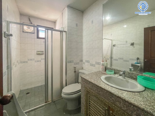 *****อาคารพาณิชย์มือสองย่านนนทบุรี อาคารพาณิชย์ ติดถ.แจ้งวัฒนะ เนื้อที่มากถึง 38 ตร.ว. ฟังก์ชันจัดเต็มถึง 6 ห้องนอน 4 ห้องน้ำ 2 ที่จอดรถ จะทำเป็นบริษัท หรือจะอยู่อาศัยก็ดี บนทำเลศักยภาพสุดๆ ใกล้เซ็นทรัลแจ้งวัฒนะ, รถไฟฟ้า (ในอนาคต) สายสีชมพู "สถานีแจ้งวัฒนะ-ปากเกร็ด 28" และทางด่วน "ศรีรัช"